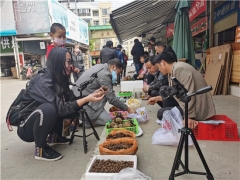 云南昆明：導游轉行做直播 線上叫賣野生菌 ()