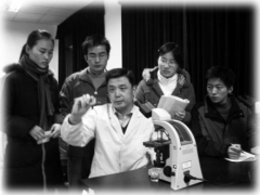 小蘑菇撐起脫貧致富廣闊天地 ——記華中農業大學應用真菌研究所所長邊銀丙 ()