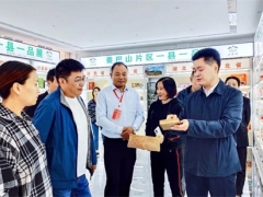 湖北省竹溪縣縣委書記柯尊勇專題調研電商產業發展、食用菌產業轉型升級等工作 ()