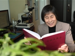 坐公交、拎布袋去領獎，她是真菌界最美“玫瑰” ()